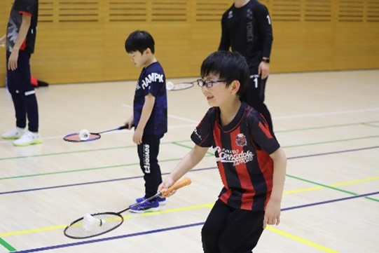 子供がバドミントンをしている写真