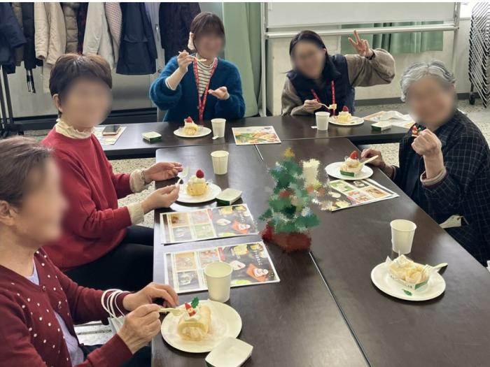 クリスマスケーキを食べる参加者の様子