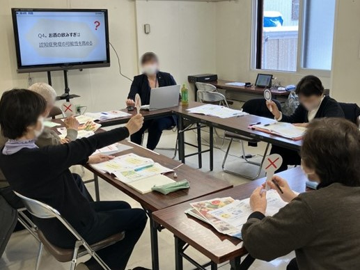 栄養士のクイズを楽しむ参加者の様子
