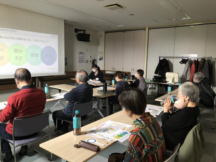栄養士からの講話を受ける参加者の様子