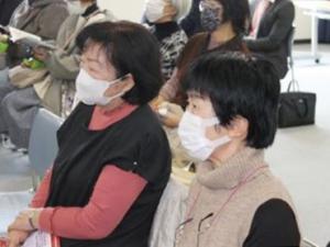 話に熱心に聞き入る参加者その2