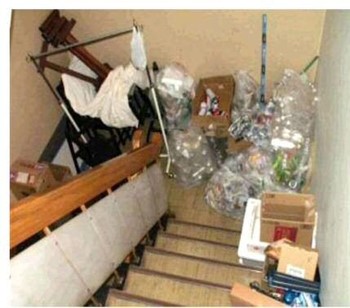 避難経路階段に物品が置かれている様子