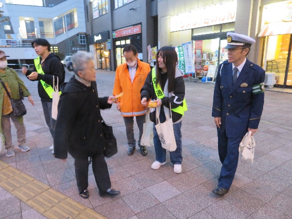 手稲駅南側での啓発の様子