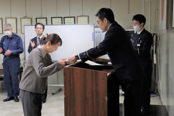 感謝状を渡している写真1