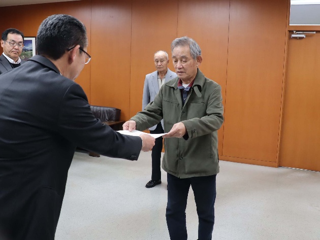区長から表彰状を伝達される平井さん