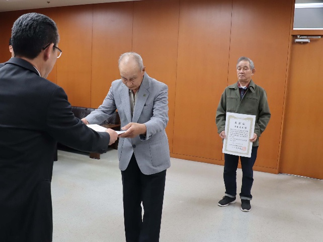 区長から表彰状を伝達される辻さん
