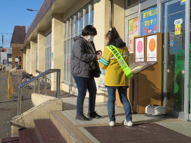 コープさっぽろ新発寒店での啓発の様子