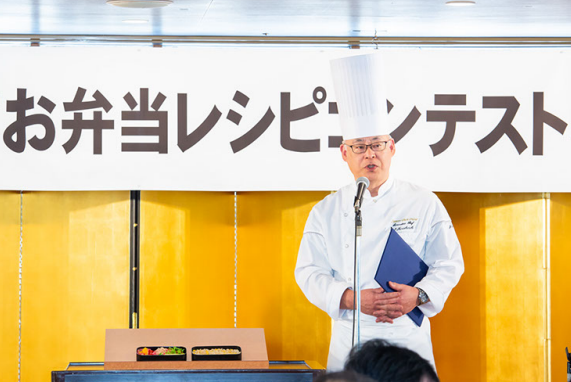 舟橋裕司統括総料理長が札幌市長賞作品について説明している様子