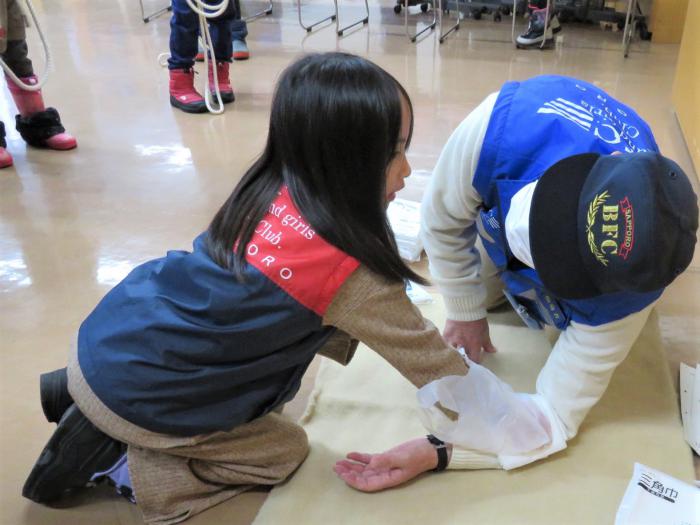 止血の応急手当を練習しているクラブ員