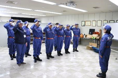 規律訓練「敬礼」の様子