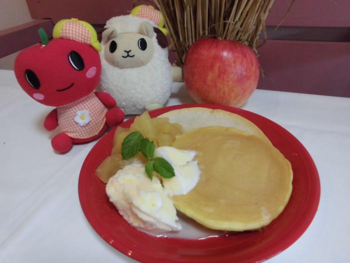 パンケーキとリンゴのコンポートアイスのせ