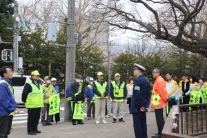 写真：山鼻小学校前交通安全街頭啓発2