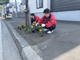 西岡郵便局植花2
