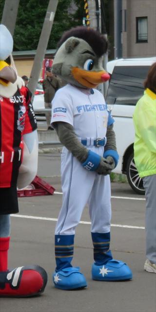ファイターズ_童夢交通安全街頭啓発2