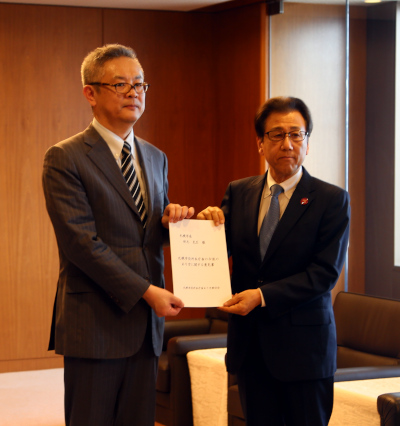本庁舎あり方検討会意見書手交式
