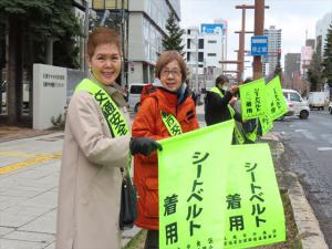 春の交通安全街頭啓発大通・西旗振りの様子2