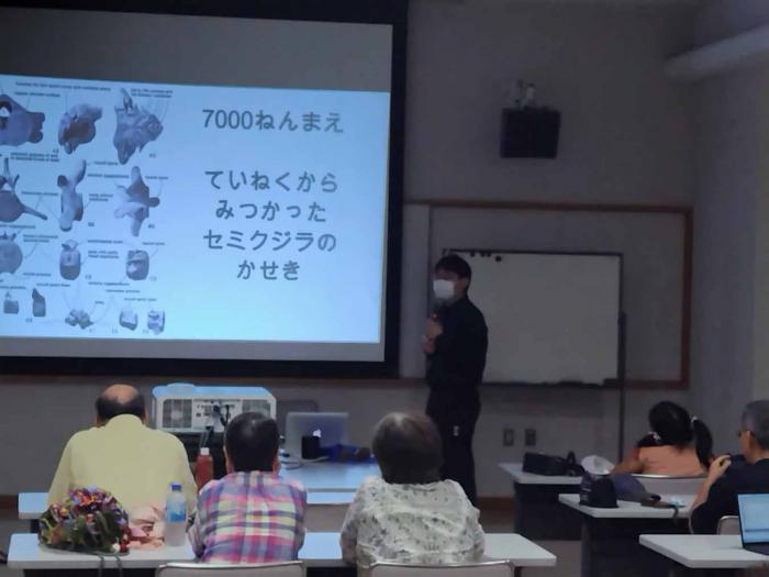 田中学芸員が話ている様子