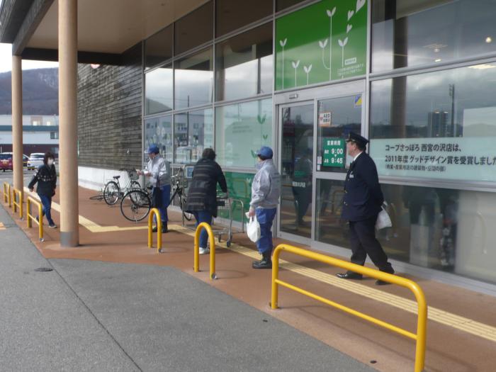 手稲消防署予防課職員と手稲消防団中央分団員2