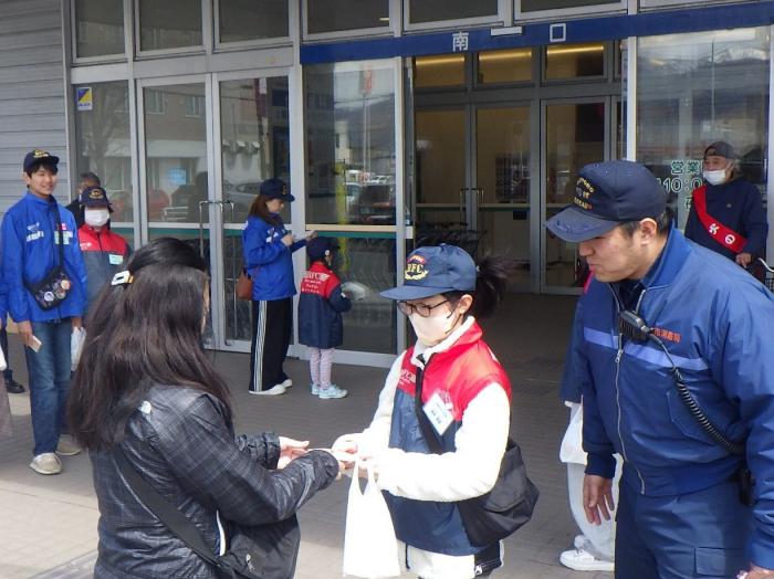 手稲消防署警防課職員と鉄北少年消防クラブ員1