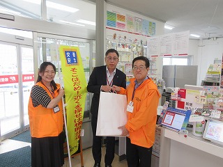 札幌北九条郵便局での啓発品の配布