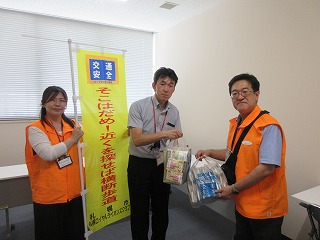 丘珠郵便局での啓発品の配布