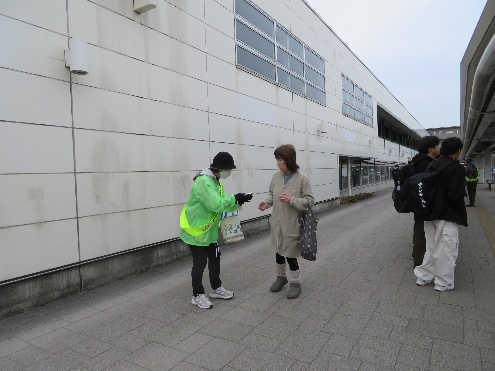 前田地区母の会によるJR手稲駅北側での配付の様子