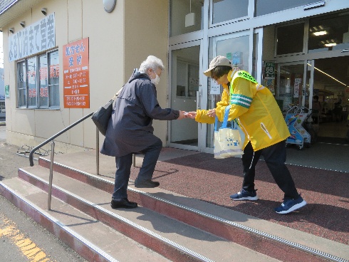 新発寒第一地区母の会によるコープさっぽろ新発寒店での様子
