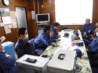 無線交信の準備をしている状況2