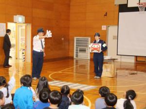 警察官の説明を聞く児童たち2