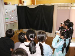 反射材を暗い部屋で光らせる様子