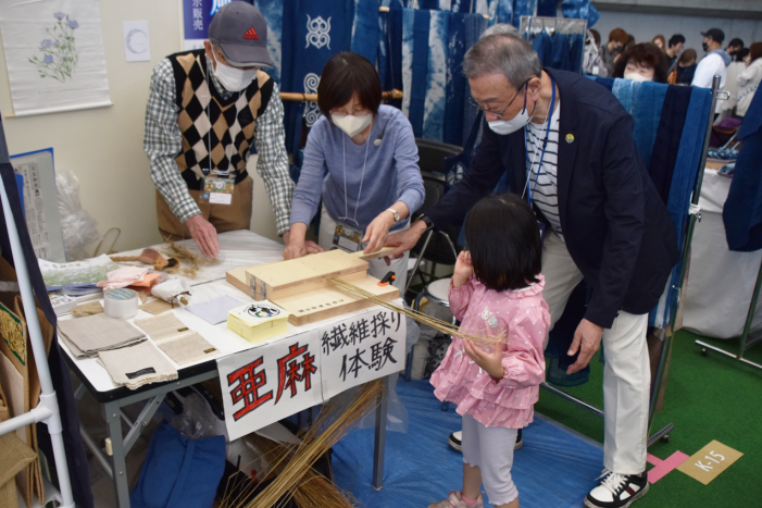 亜麻の繊維取り体験