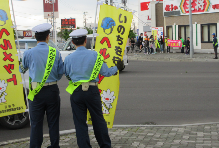交差点で交通安全の呼びかけ