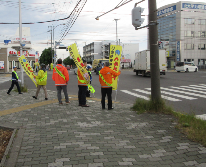交差点で交通安全の呼びかけ