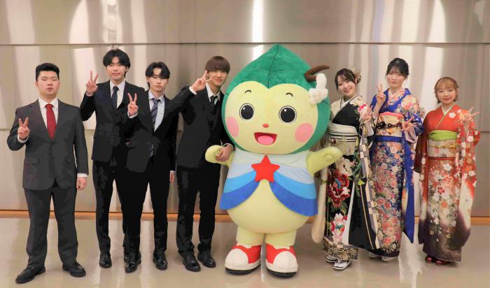 前回の二十歳運営スタッフの皆さんと 北区まちづくりキャラクター「ぽっぴぃ」