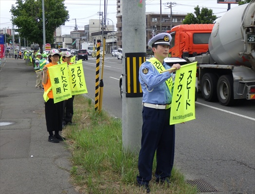 豊平警察署小野寺交通官（右）と清田区浅山区長（左）も参加