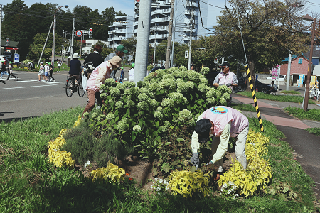 花壇の整備作業を行う地域住民