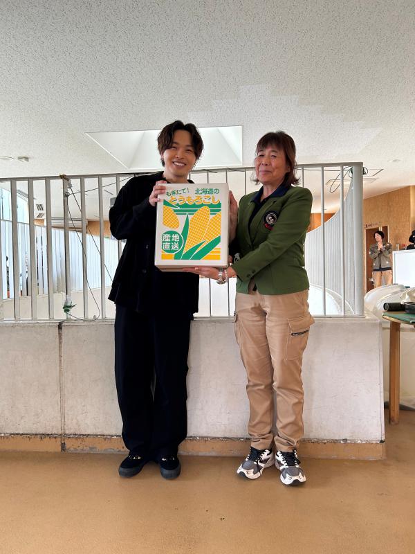 とうもろこしの贈呈