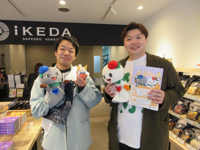 池田食品白石本店内で記念撮影