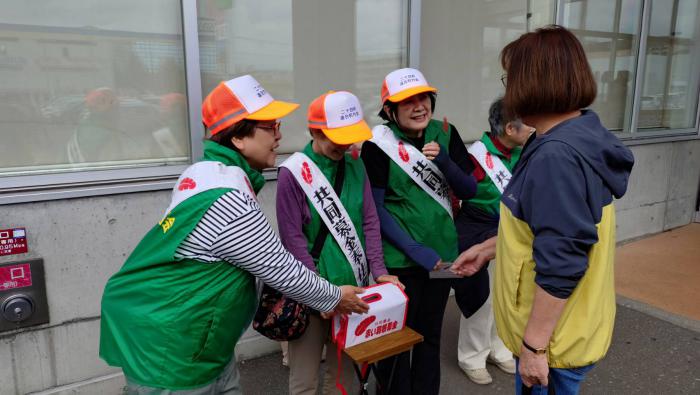 赤い羽根共同募金の街頭募金活動2