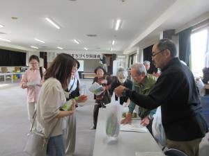 啓発品を受け取る参加者