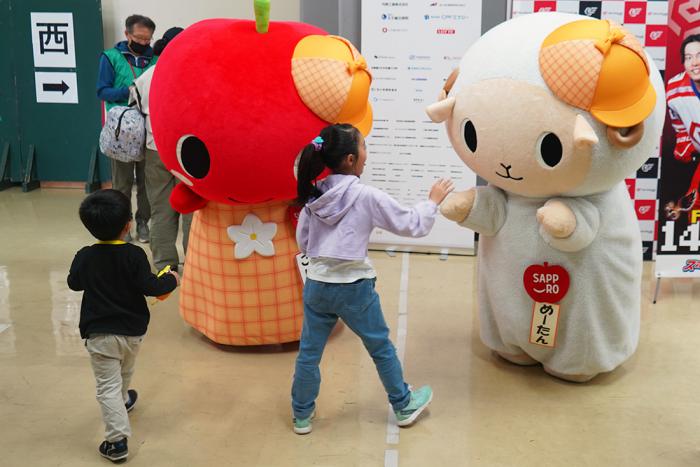 こりんとめーたんによるお出迎えの様子
