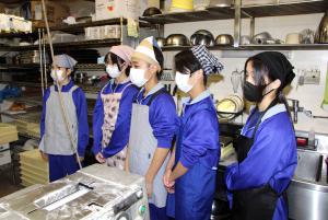 パン製造にあたり説明を聞く生徒の皆さん