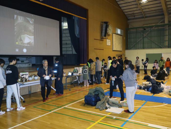 食糧配布に並ぶ参加者
