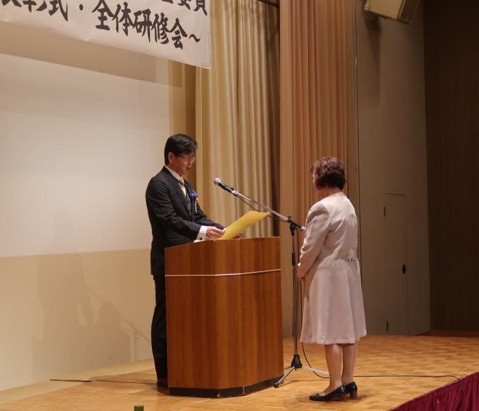 表彰状授与の様子1