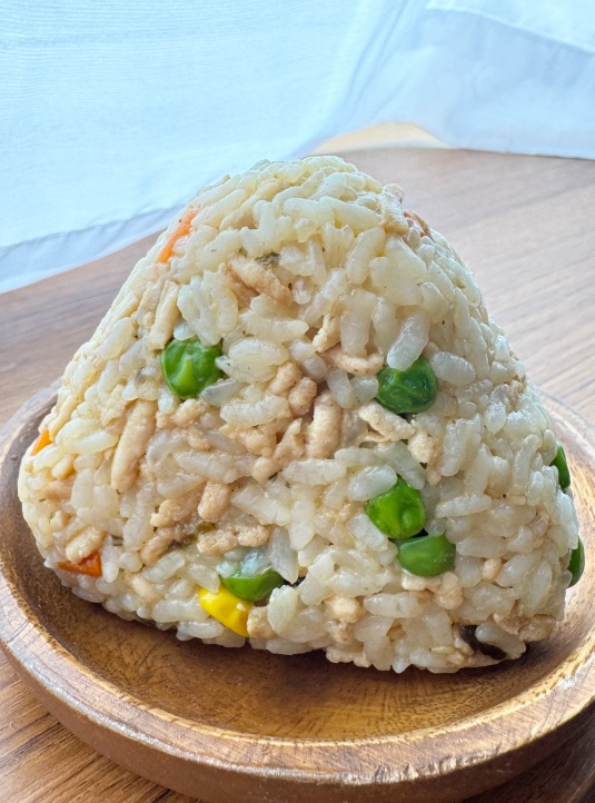 レンジだけで！鶏の炊き込みごはん風おにぎり