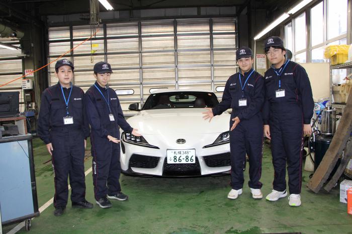 スープラの前で記念撮影