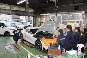 タイヤ空気圧測定の説明の様子