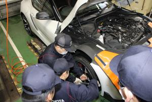 タイヤのナット締めの様子
