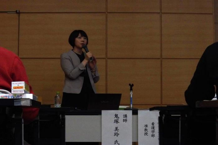 研修会での講師の講演の状況