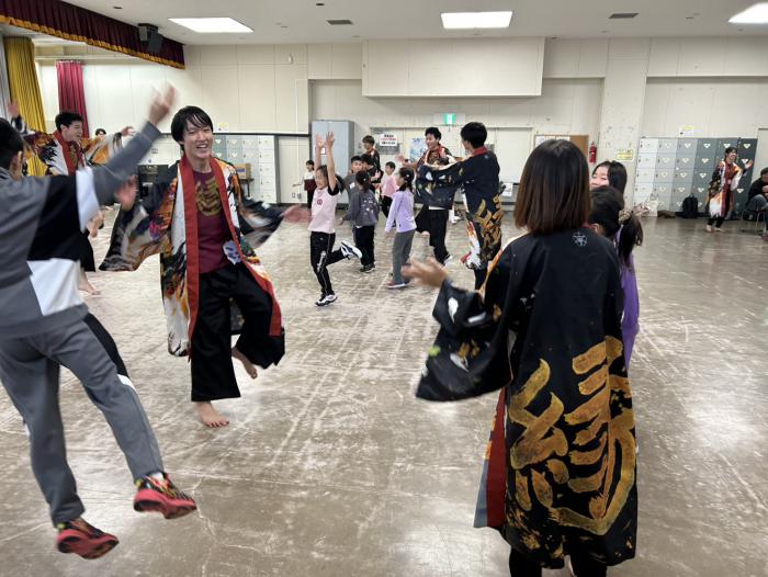 子どもたちに踊りを教える縁のメンバー